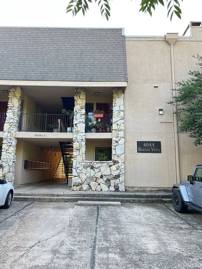 Charming 1 bedroom with and open floor plan and a pool view! — Photo 4