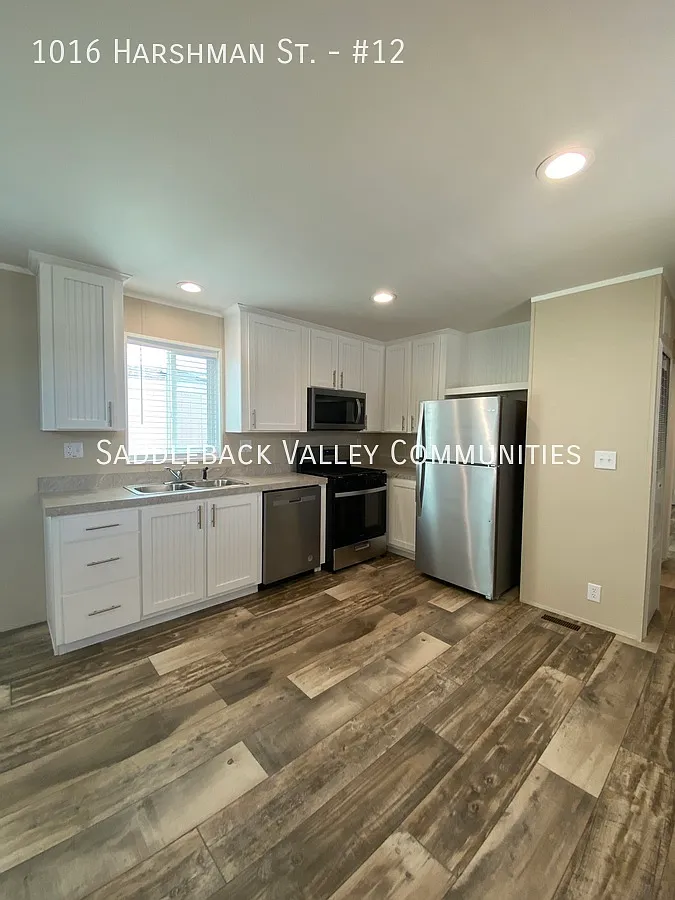 Like NEW - 2 bedroom 2 bath available now! — Photo 1