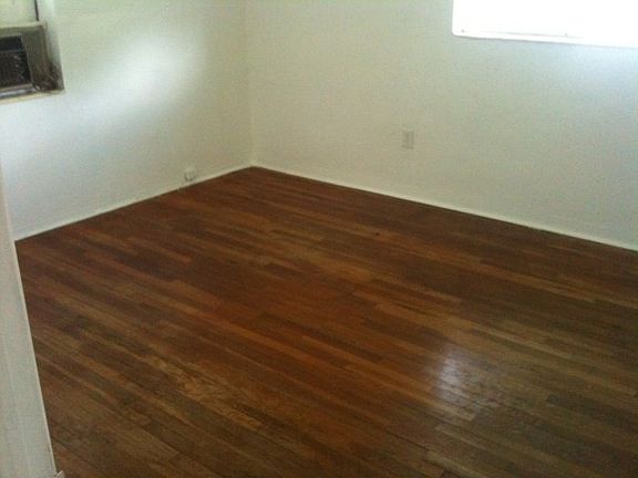 5th image of 835 NE 133rd St