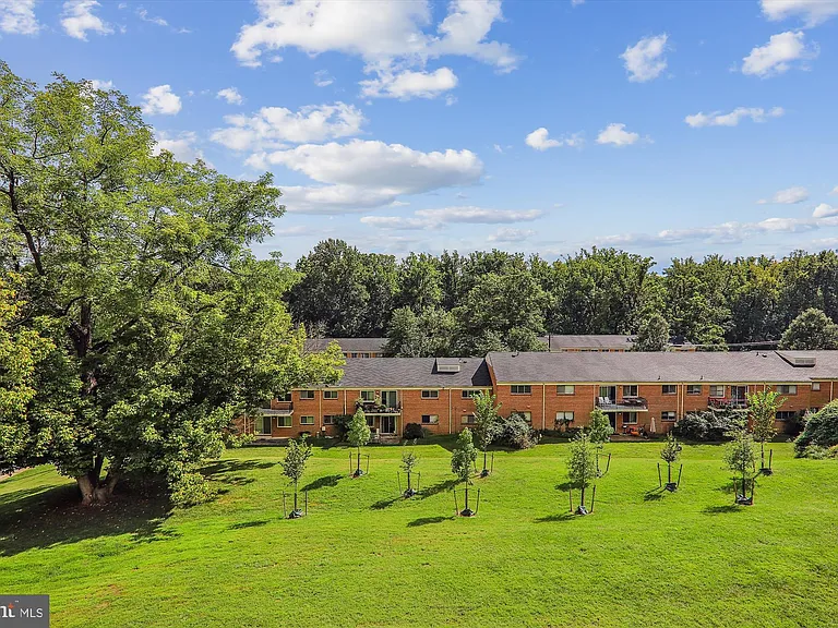 10631 Montrose Ave #M-202 — Photo 37