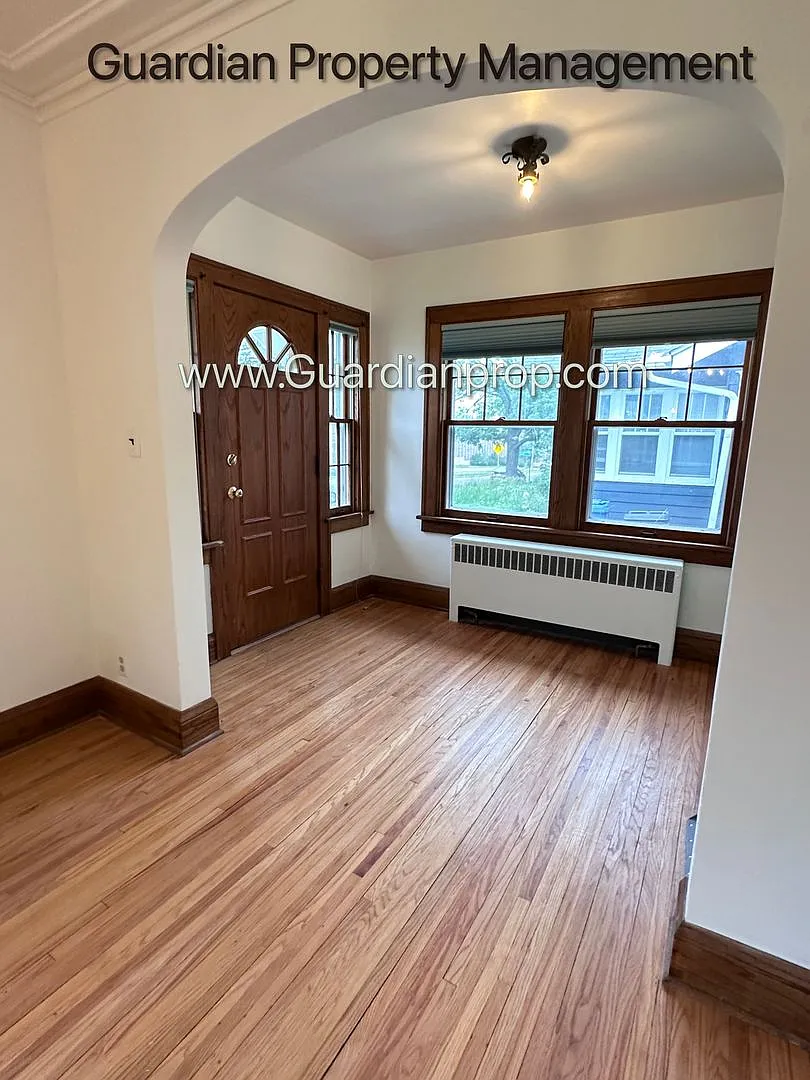 South Minneapolis Renovated Single Family Home, New Bathrooms, Hardwood Floors, W/D — Photo 4