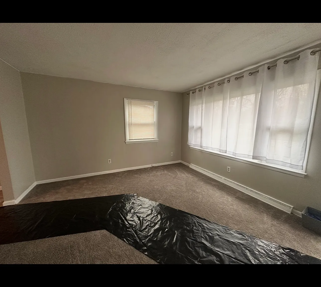 3 bed, 927 sqft, $995 — Photo 3