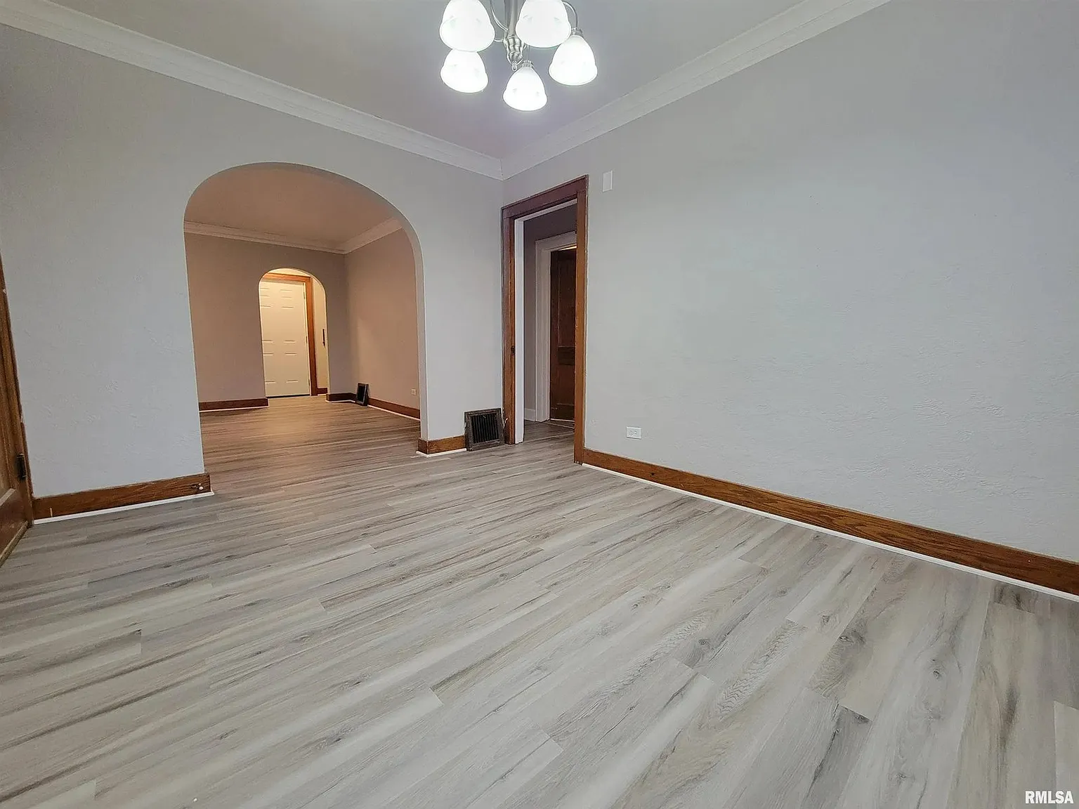 3 bed, 1.0 bath, 1570 sqft, $1,297 — Photo 4