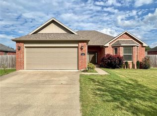 1230 S Blue Willow Ave, Fayetteville, AR 72701