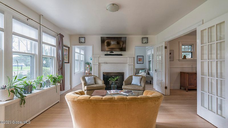 4th image of 6 Weaver Avenue