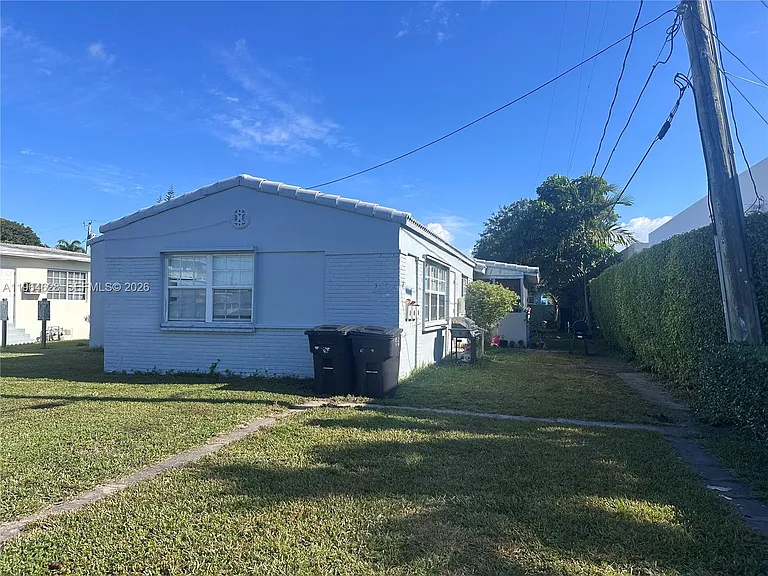 2125 Bay Dr #C — Photo 2
