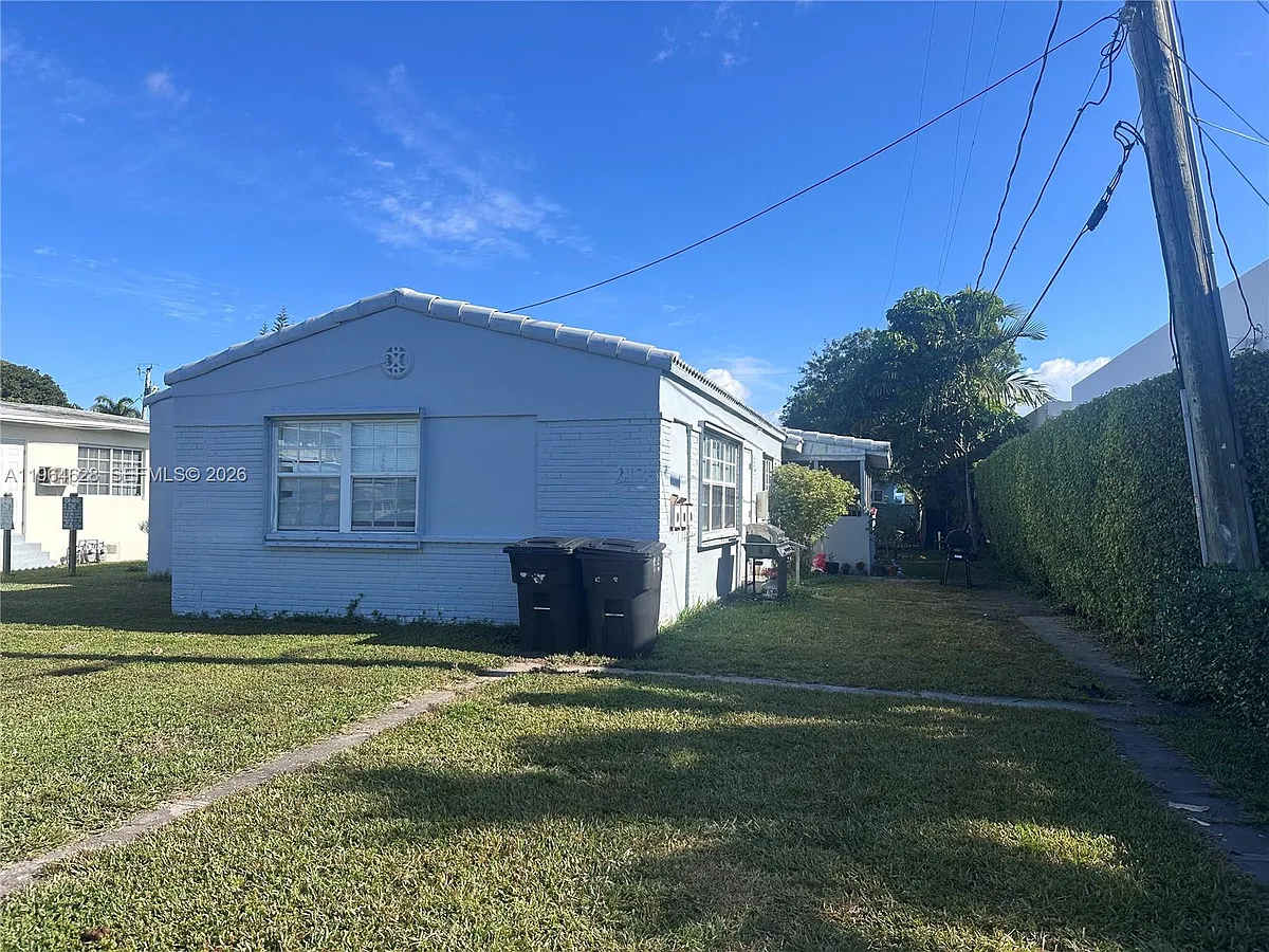 Building Photo - 2125 Bay Dr #C