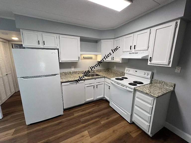 Laurelwood Apartments — Photo 11