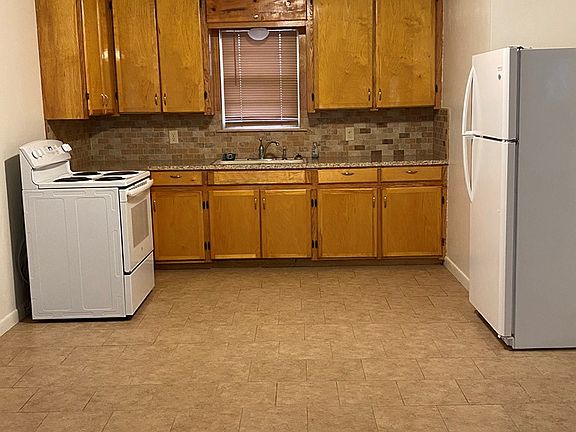 3rd image of 816 W 7th St