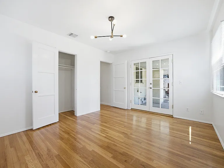 7439 Amestoy Ave — Photo 12