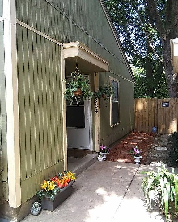 1st image of 6924 Weatherwood Pl