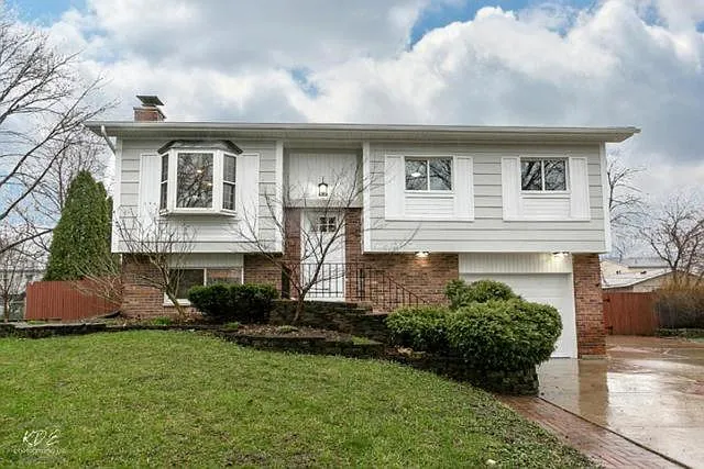 144 Balmoral Dr photo 1