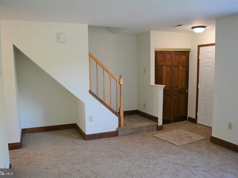 361 Kent Ln — Photo 6