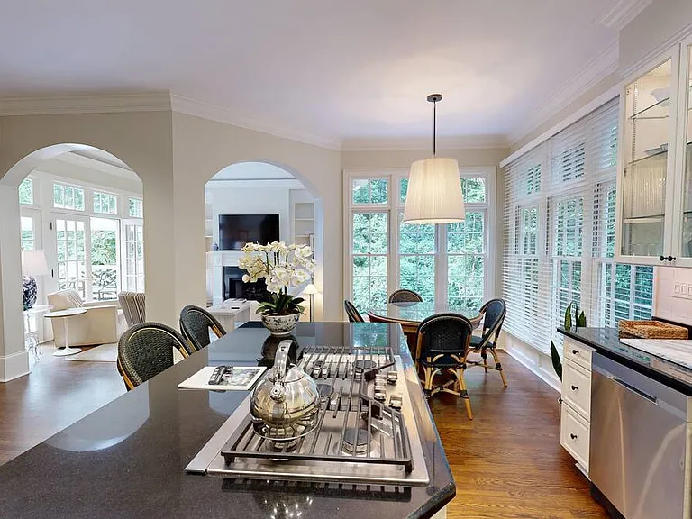 1296 W Wesley Rd NW — Photo 36