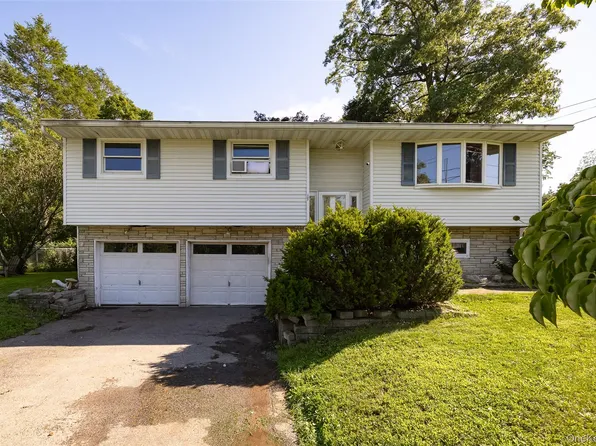 17 Ricky Lane, Poughkeepsie, NY 12601