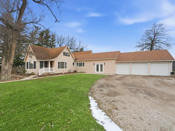 22205 Maple Ln, Woodburn, IN 46797