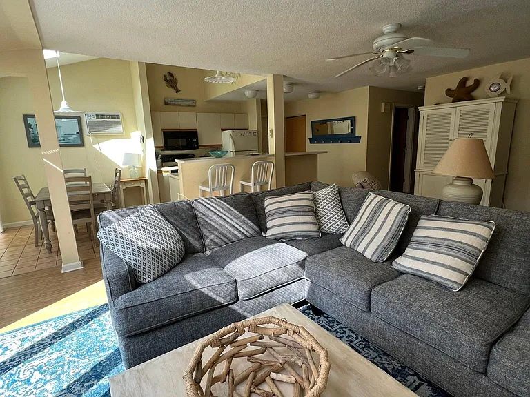 146 W Grand Ave #36 — Photo 4