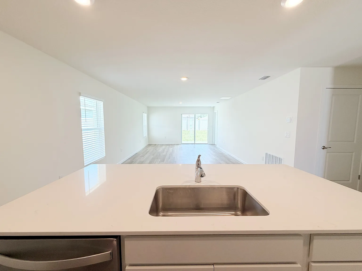 4 bed, 1560 sqft, $2,050 — Photo 3