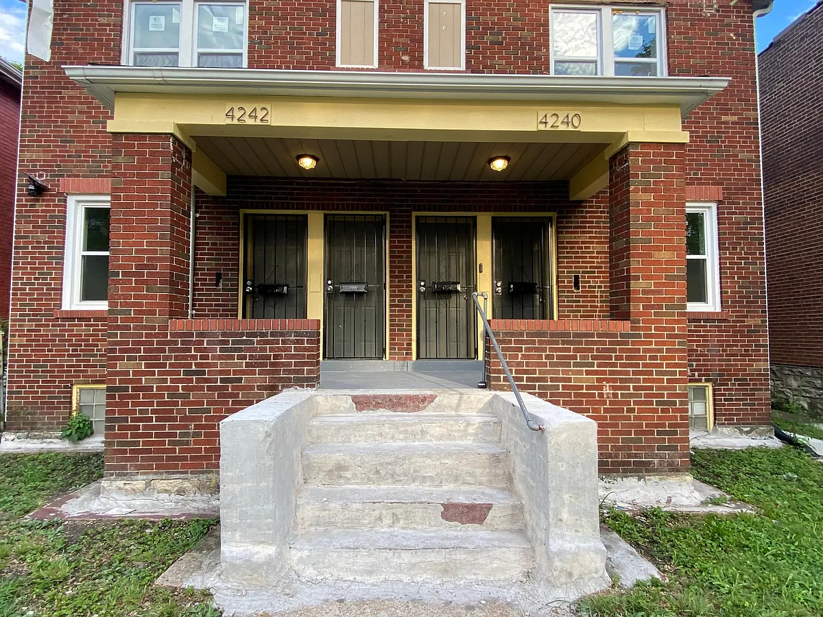 Building Photo - 4242 Clarence Ave #2F