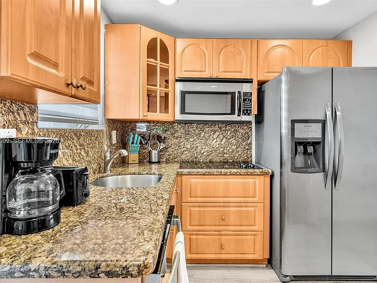 10000 E Bay Harbor Dr #18 — Photo 8