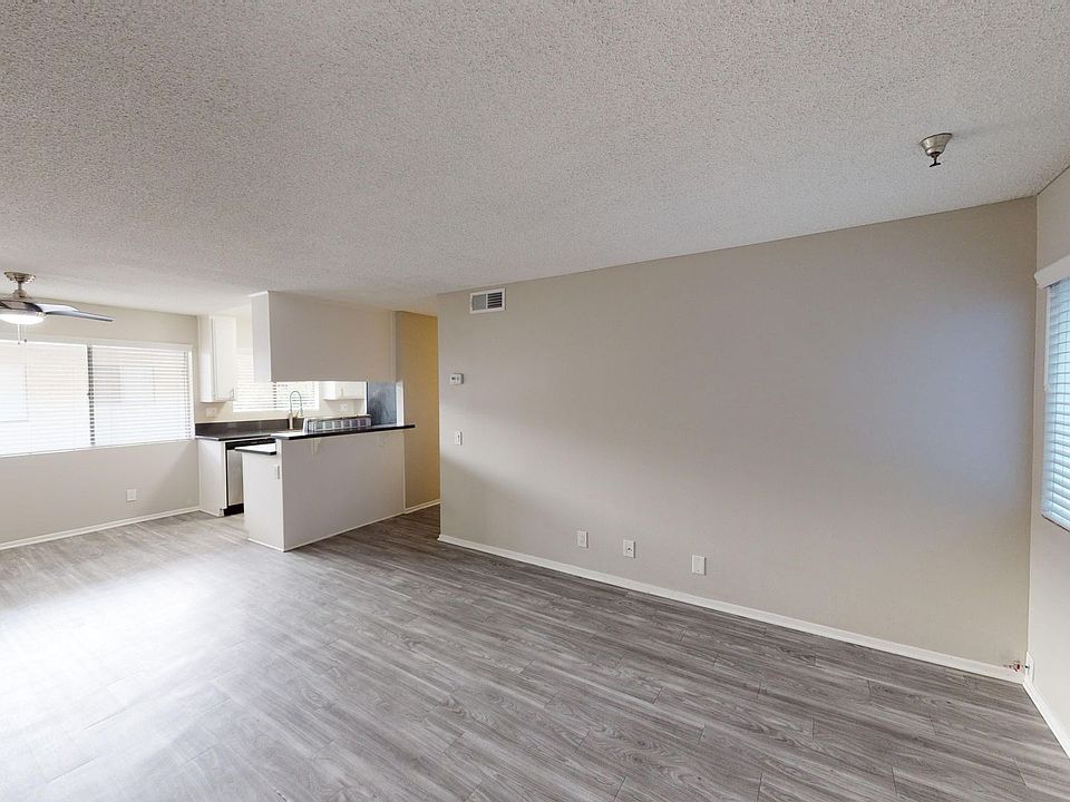 1st image of 12617 Oxnard St #203