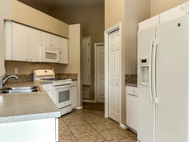 3843 Lockridge Dr — Photo 7