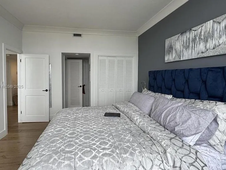 11930 N Bayshore Dr #Penthouse 10 — Photo 16