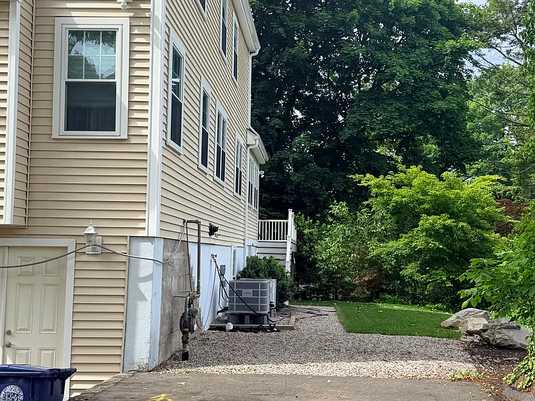 24 Fairfield St — Photo 48