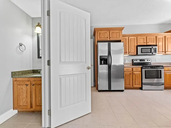 1014 W Canyon Dr, Morgantown, WV 26508