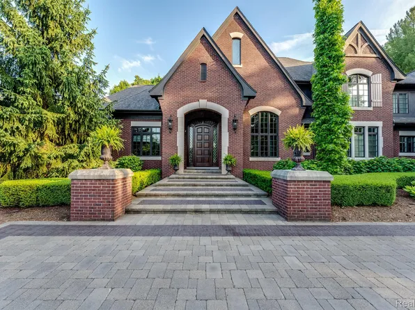 2557 Charnwood Dr, Troy, MI 48098