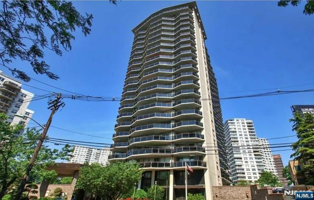 2077 Center Ave APT 20J photo 1