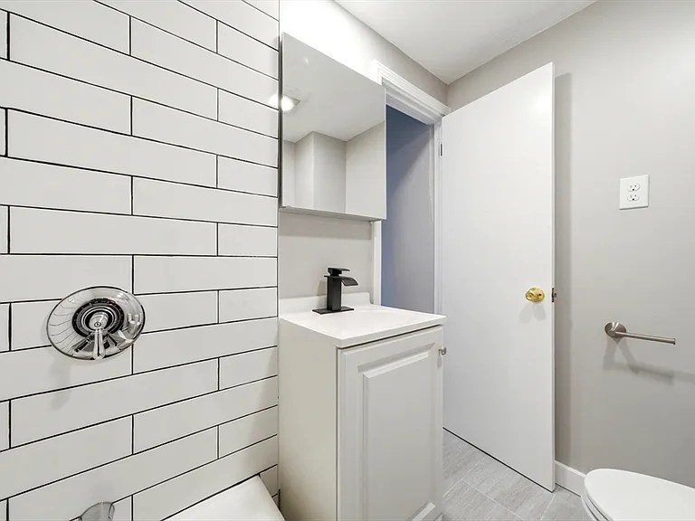 29-31 Auburn St #1R — Photo 5