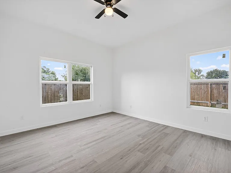9009 Hilda St — Photo 7