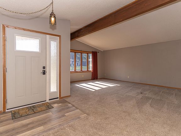 4th image of 601 Meadowbrook Cir