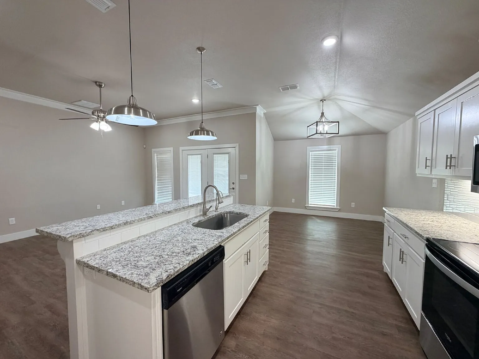 3 bed, 2.0 bath, 1594 sqft, $1,850 — Photo 4