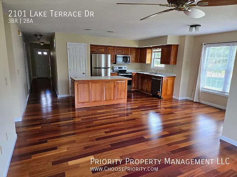 2101 Lake Terrace Dr — Photo 1