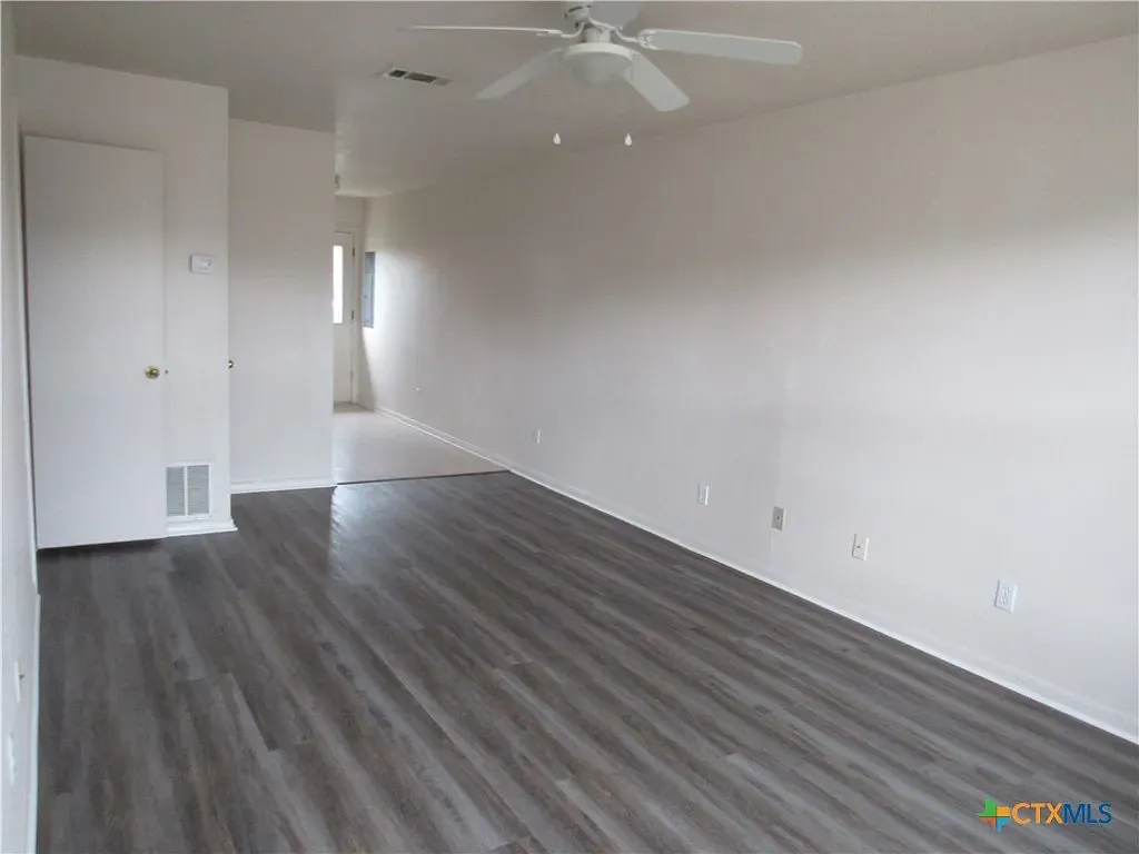 3 bed, 1.5 bath, 1050 sqft, $750 — Photo 2