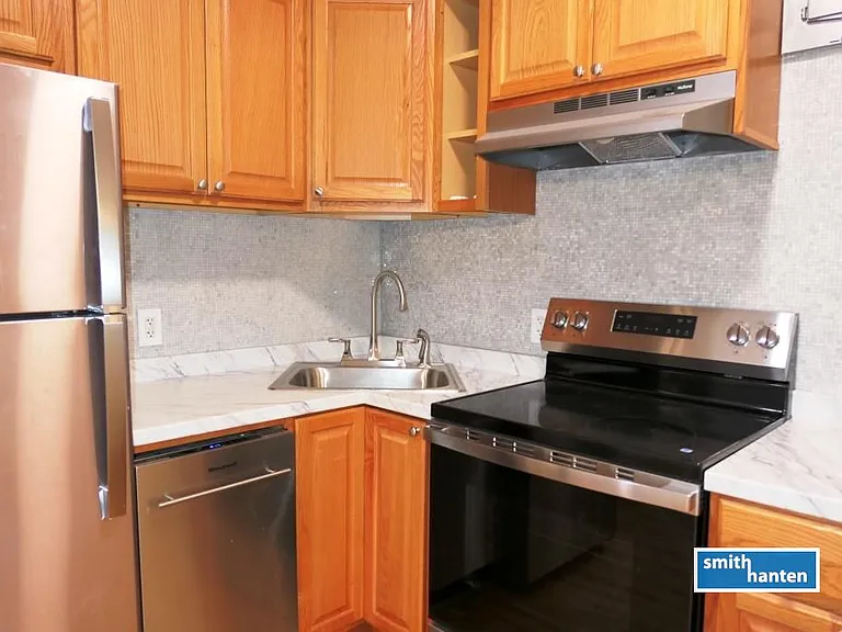 150 Smith St #3R — Photo 3