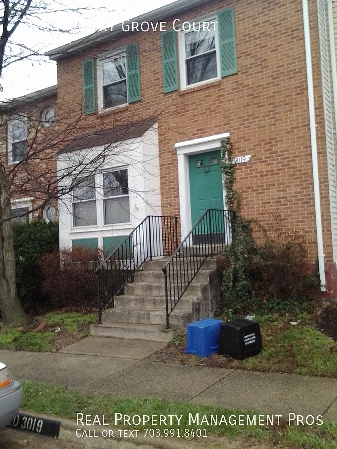 3 Level Townhouse in Fairfax! — Photo 1