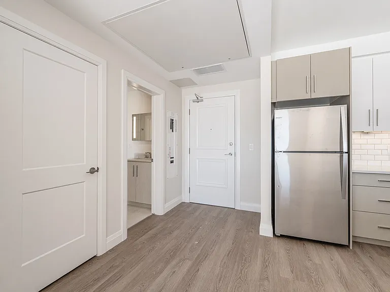 460 Columbia St W — Photo 36