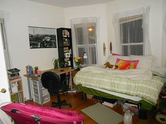 Bedroom w/ Bay Windows!