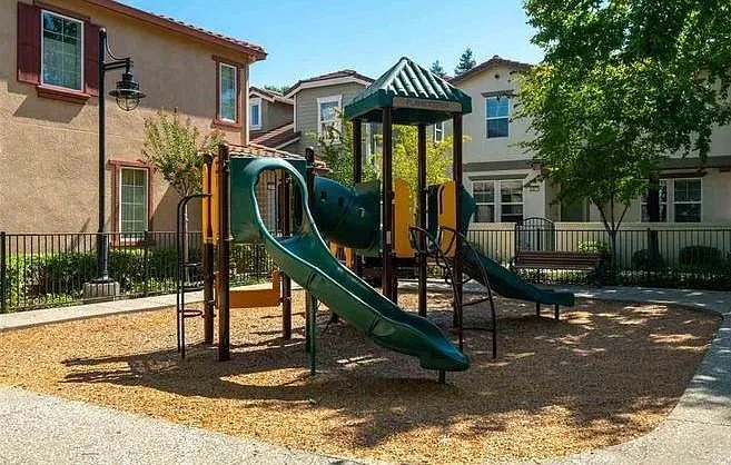 Bella Dr — Photo 19