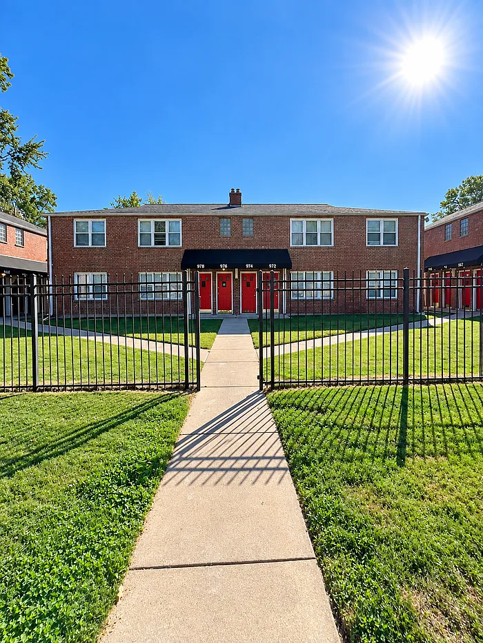 3 bed, 1.5 bath, 1200 sqft, $1,250 — Photo 1