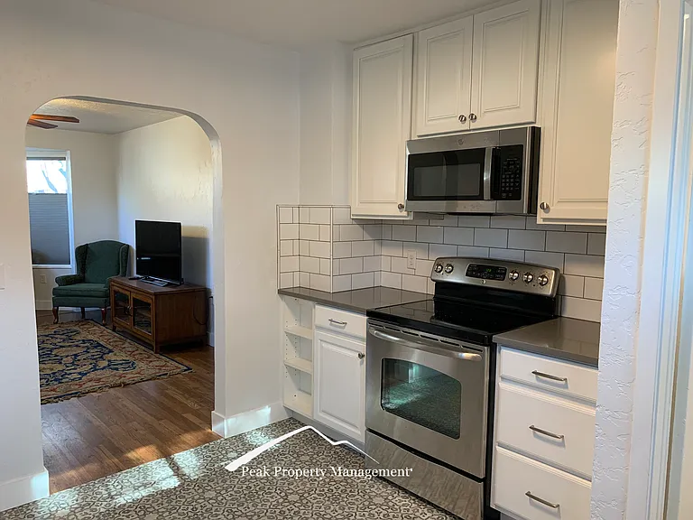 1100 S Broxon St — Photo 11