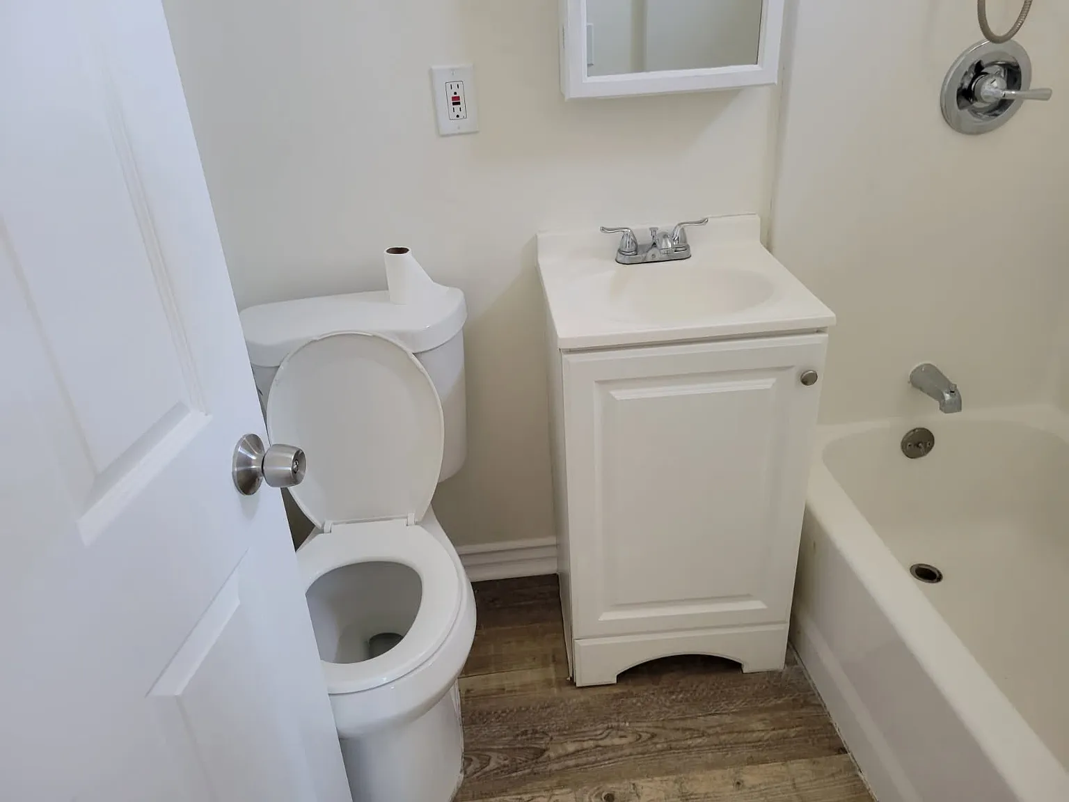 2 bed, 500 sqft, $2,200 — Photo 3