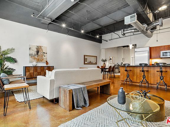 2nd image of 1130 S Flower St APT 212