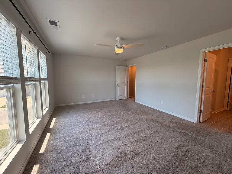 Primary bedroom (2/2)