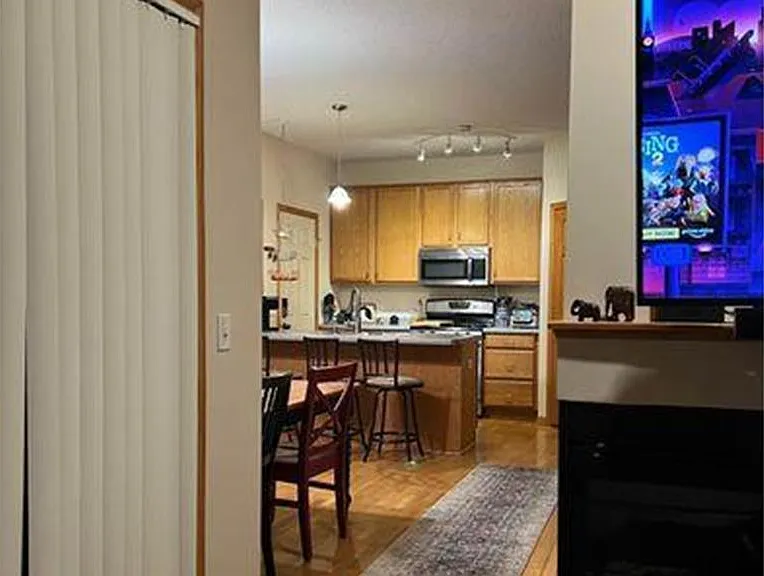 1131 Irving Ave N — Photo 8