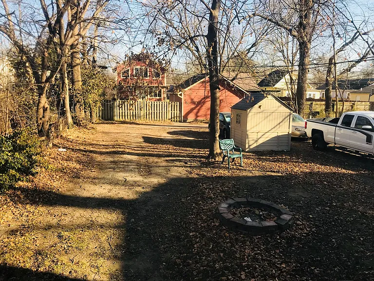 3 spot parking in the back, through the alley.