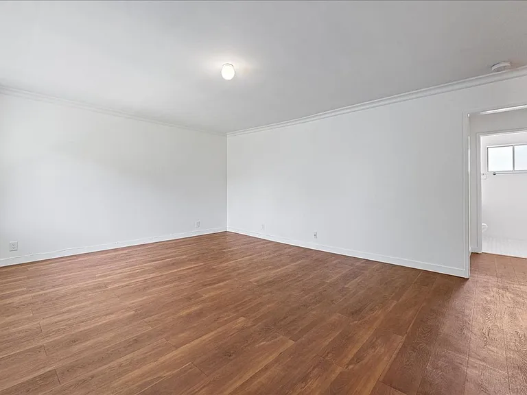 1437 E Windsor Rd #16 — Photo 2